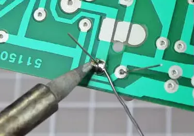 encostando o estanho na trilha e no componente