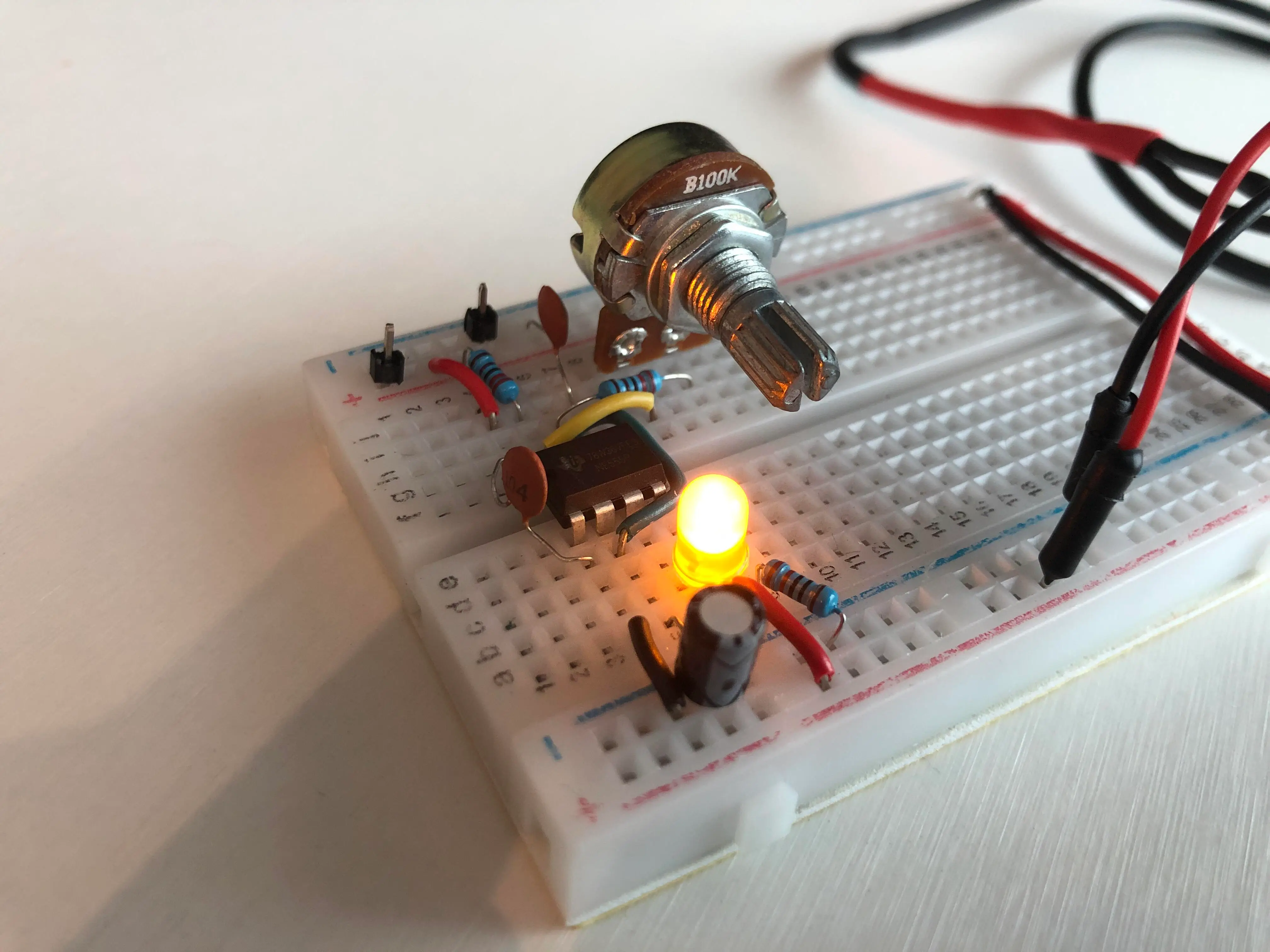 555 montado em protoboard com LED piscando
